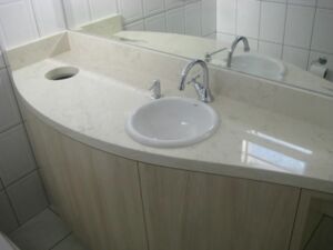 Столешница для ванной из мрамора Перлино Бьянко 