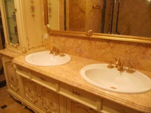Столешница для ванной из мрамора Роса Валенсия 