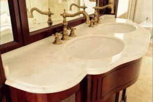 Столешница для ванной из мрамора Роял Вайт 